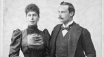 W 1894 r. Księżniczka Wiktoria Melita Koburg, czyli wnuczka królowej Wiktorii poślubiła Ernesta Ludwika, czyli wielkiego księcia Hesji. Małżeństwo było zaaranżowane przez królową, która nie zgodziła się na ślub wnuczki z jej pierwszym ukochanym Cyrylem Romanowem. W małżeństwie nie było miłości, ale królowa zabroniła swojej wnuczce rozwieść się z mężem. Młoda kobieta posłuchała zakazu. A raczej słuchała do pewnego czasu. Kiedy królowa Wiktoria zmarła, jej wnuczka w 1901 r. rozwiodła się ze swoim mężem. 