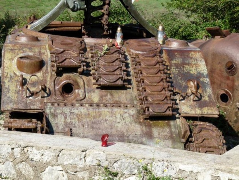 Polski czołg pomnik spod Monte Cassino rozkradany przez złomiarzy