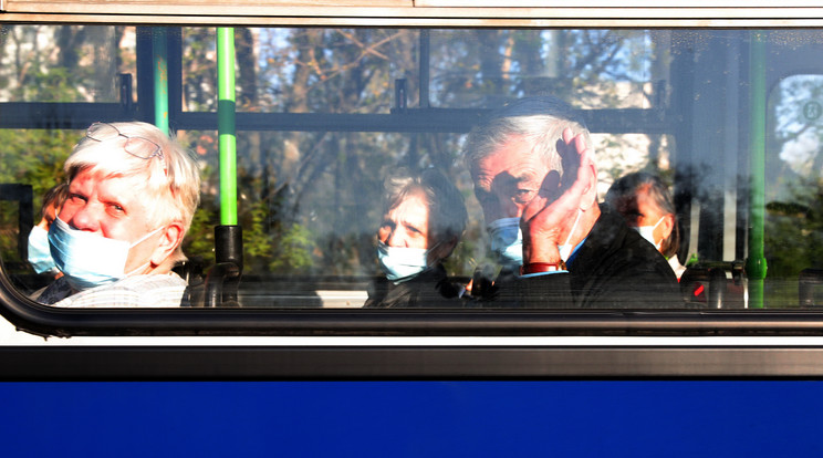 Tömve volt idősekkel egy pécsi busz /Illusztrácó: Varga Imre