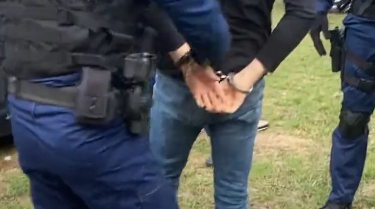 Egy 54 éves férfit fogott el a rendőrség, aki január óta jegyautomatákat tört fel a fővárosban és környéken / Fotó: YouTube / police.hu