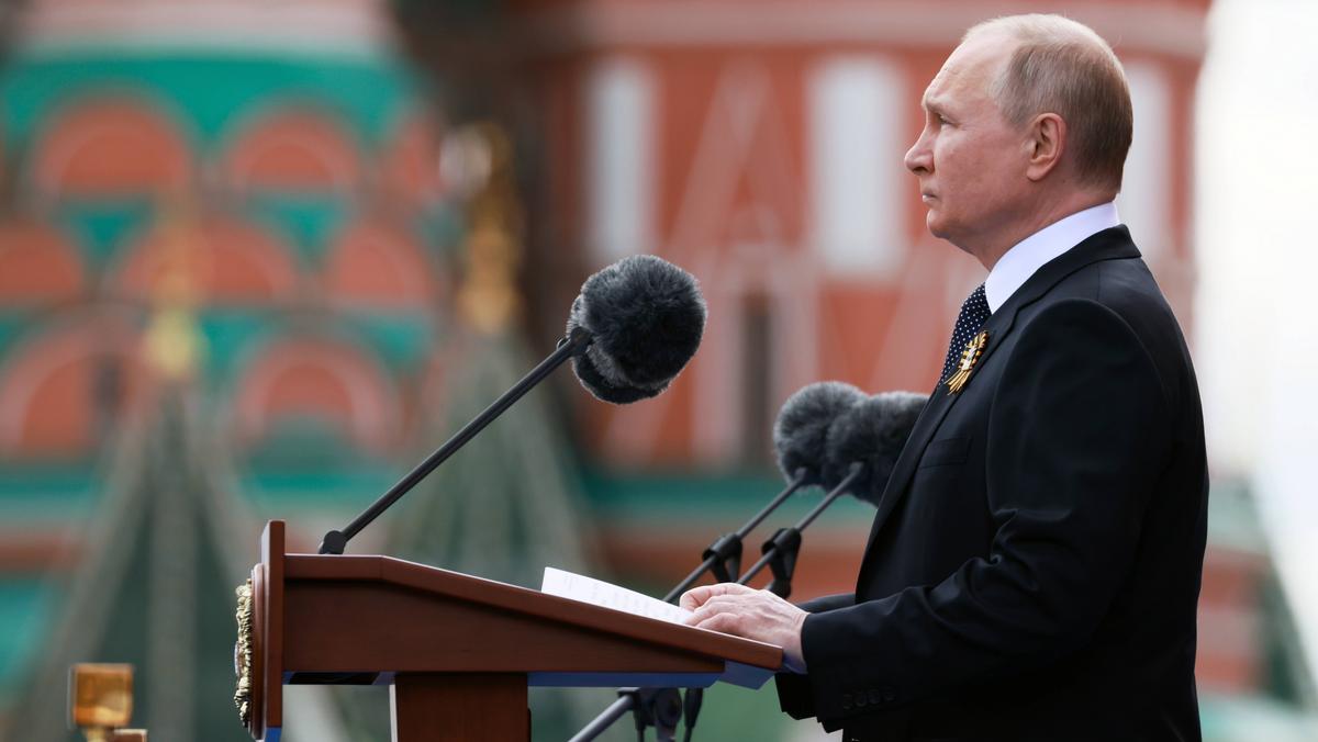 Władimir Putin podczas parady z okazji Dnia Zwycięstwa, 9 maja 2022 r.