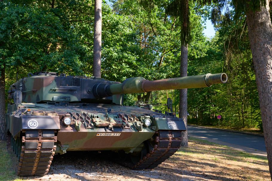 Leopard 2A4 na poligonie w Niemczech. Te czołgi dobrze sprawdzają się na wojnie w Ukrainie, a dzięki polskim technikom te uszkodzone mogą szybko wrócić na front