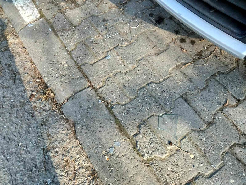 Delovi stakla od stvari koje je bacao kroz prozor 