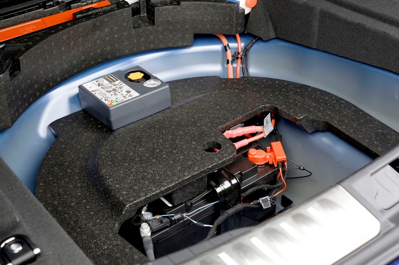 Аккумулятор ягуар f pace. Аккумулятор для ягуар f-pace. Jaguar f-pace аккумулятор. Jaguar f‑pace двигатель. Аккумулятор ягуар f pace.