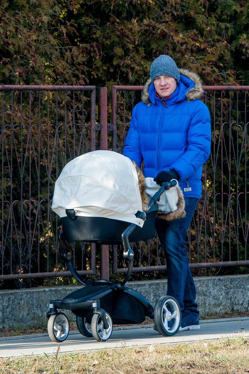 Marcin Mroczek z synkiem na spacerze