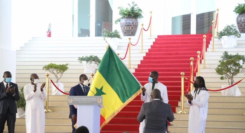 Macky Sall a remis le drapeau national aux Lions