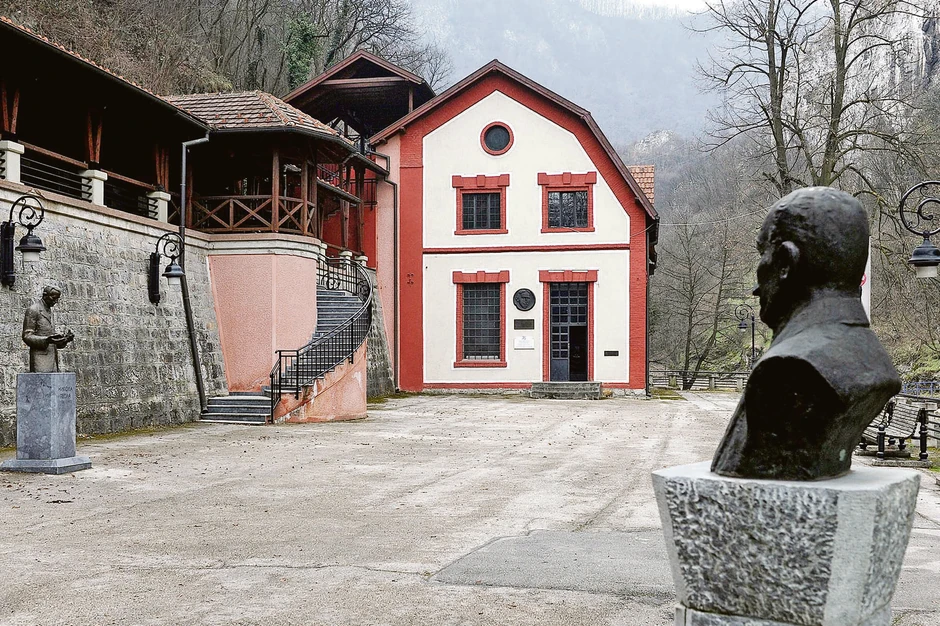 Kamen temeljac centrale 1899. postavio je kralj Aleksandar Obrenović