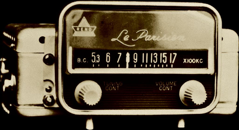 Kolejne radio samochodowe z Japonii. To Clarion o dość długiej nazwie: Hino Renault „Le Parisien”. To już 1951 rok