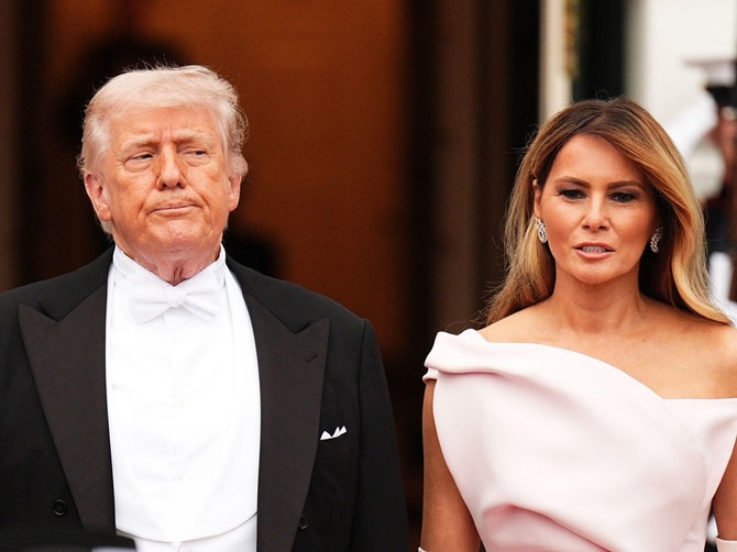 Tramp krenuo da uhvati Melaniju za ruku, zbog onoga što je uradila, mreže gore 