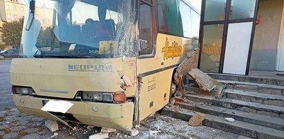 Groza w Gnieźnie. Autobus wjechał w budynek [ZDJĘCIA]