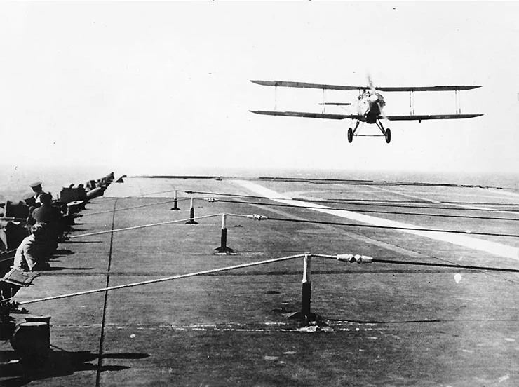 Lądowanie na brytyjskim lotniskowcu HMS Furious w 1930 r.