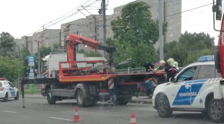 Autó sodródott a HÉV sínjeire / Fotó: Police.hu