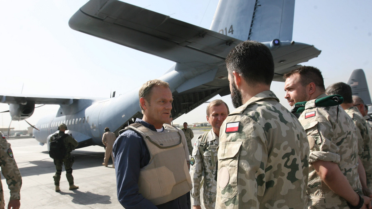 Premier Donald Tusk pojawił się z wizytą w polskiej bazie w Ghazni w Afganistanie - informuje TVN24. Wizyta premiera była utajniona ze względów bezpieczeństwa. Obecnie premier jest już w drodze powrotnej do Polski. W bazie spotkał się z dziennikarzami, gdzie mówił o dozbrojeniu polskich żołnierzy.