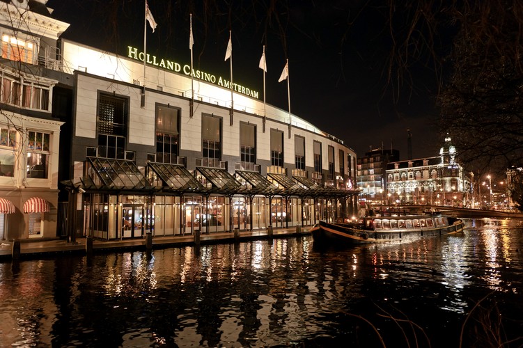 6. Holandia – 5,6 mld euro; 3,7 proc. całości importu. Holandia to szósty co do wielkości importu partner Polski, a wymiana handlowa z tym krajem wciąż rośnie. W 2011 r. import z Holandii zwiększył się o 12,6 proc.  Trzy najważniejsze grupy towarów, które kupujemy w Holandii to: maszyny i urządzenia (24,4 proc. całości importu z Holandii), produkty przemysłu chemicznego (17,4 proc.) oraz środki transportu (10,4 proc.).