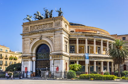 Świętuje 73 urodziny. Wynajął dwa teatry i pięć hoteli w Palermo