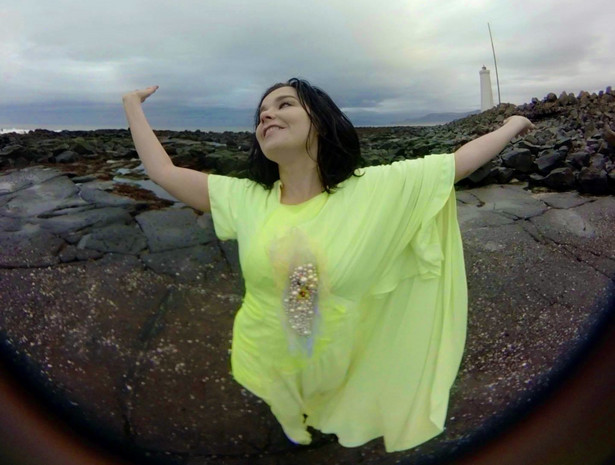Björk znów przekracza granicę i pokazuje 360-stopniowy "Stonemilker"