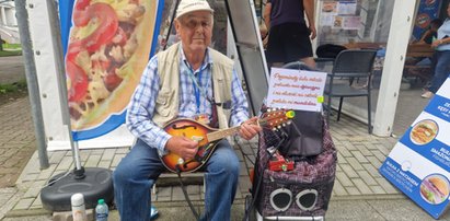 Zbigniew gra na ulicy w Kołobrzegu. Nie robi tego dla pieniędzy. Ma inny powód