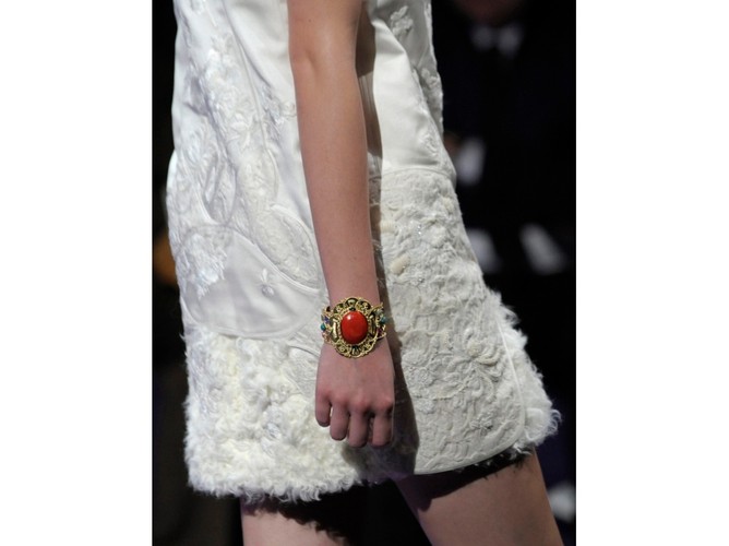 Azjatyccy projektanci promowali wyrazistą biżuterię w etnicznym stylu - jeden taki dodatek świetnie przełamuje dominujący kolor i przykuwa uwagę