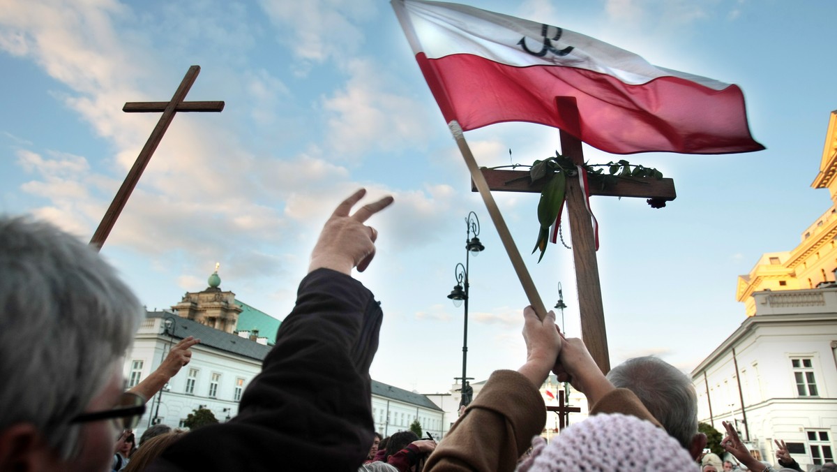 Zbyt łatwe szufladkowanie uczestników konfliktu i czarno-białe przedstawianie skomplikowanej rzeczywistości - to niektóre zarzuty, stawiane polskim mediom podczas czwartkowej debaty na temat sposobu relacjonowania konfliktu o krzyż przed Pałacem Prezydenckim.