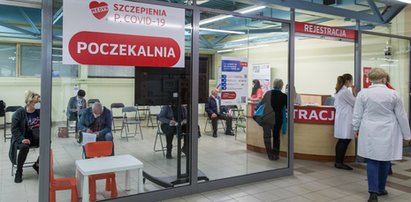 Szczepili poza kolejką, NFZ się zlitował i dał im niską karę. Dla centrum, które zaszczepiło celebrytów, nie był tak łaskawy [NEWS FAKTU]