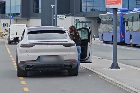 (VIDEO) PRVI SNIMAK TEODORE DŽEHVEROVIĆ SA DEČKOM KOŠARKAŠEM Palo pomirenje: Ljube se u kolima na aerodromu