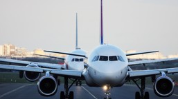 szokujące sceny na lotnisku na okęciu. pasażer awanturował się, otworzył drzwi samolotu i uciekał