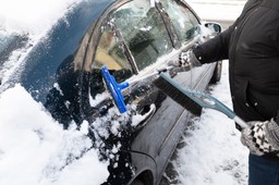 „wizjer czołgisty”, jazda „na bałwana”, zapaćkane "blachy": sprawdź, o czym musisz pamiętać przed jazdą by nie dostać mandatu