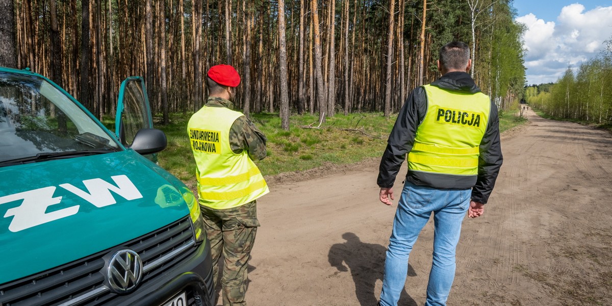 Służby w miejscu znalezienia szczątków niezidentyfikowanego obiektu wojskowego w lesie w okolicach miejscowości Zamość k. Bydgoszczy, 27 kwietnia 2023 r. 