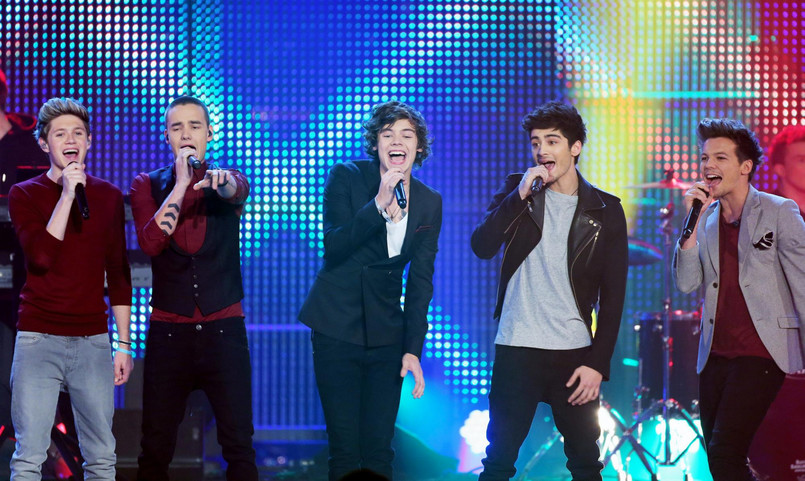 Chłopcy z One Direction nie tylko zaśpiewali z werwą starą piosenkę, ale postarali się o godną oprawę hitu. W video przeboju występuje sam...premier Wielkiej Brytanii David Cameron...