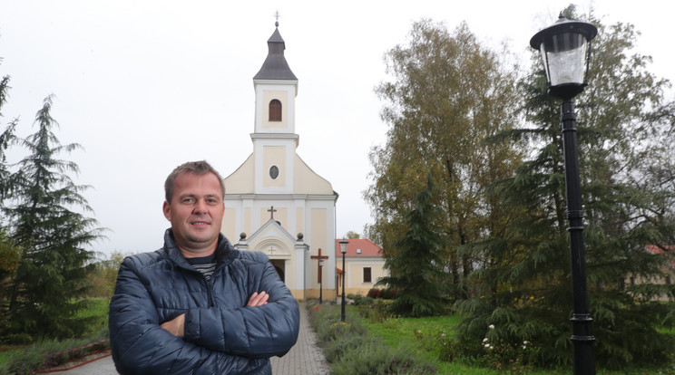 Róbert pap volt, de nem bírta a kettős életet. Noha nem  küldték el, inkább elhagyta a katolikus egyházat / Fotó: Varga Imre