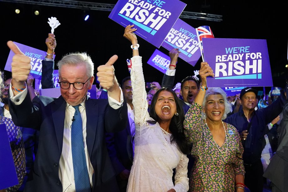 Żona Akshata Murthy i matka Usha Sunak dopingują Risziego Sunaka podczas wiecu wyborczego na Wembley Arena w Londynie, 31 sierpnia 2022 r.