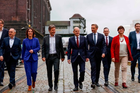 Wspólna fotografia liderów partyjnych wykonana po zakończeniu rozmów koalicyjnych. Od lewej: Michael Kellner (Zieloni), Norbert Walter-Borjans (SPD), Annalena Baerbock i Robert Habeck (Zieloni), kandydat na kanclerza Olaf Scholz (SPD), Christian Lindner i Volker Wissing (FDP), Saskia Esken i Lars Klingbeil (SPD), Berlin, 24 listopada 2021 r.