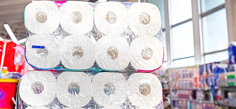 Trik z papierem toaletowym w lodówce. Ma mieć bardzo praktyczne zastosowanie