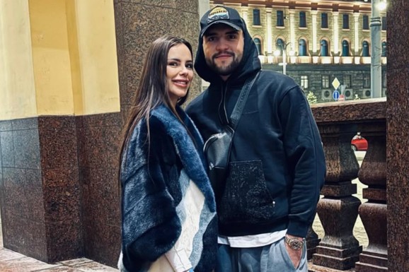 CECINA SNAJKA U BUNDI OD NERCA OD 5.000 EVRA Bogdana Ražnatović u Rusiji, ne skida osmeh pored Veljka - on ponosan: "Moja žena!"