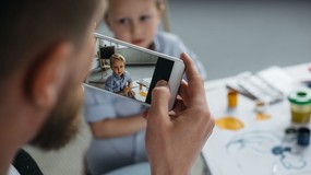 Szkoły publikują zdjęcia dzieci w internecie. Ekspertka IBE: Potrzebny zakaz w prawie oświatowym