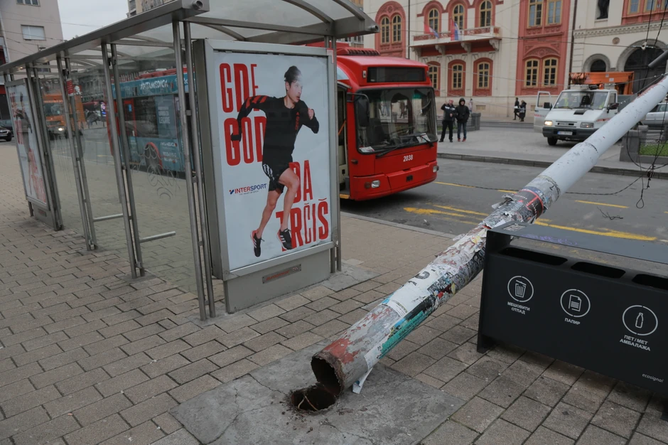 Bandera je pokidala trolejbusku mrežu