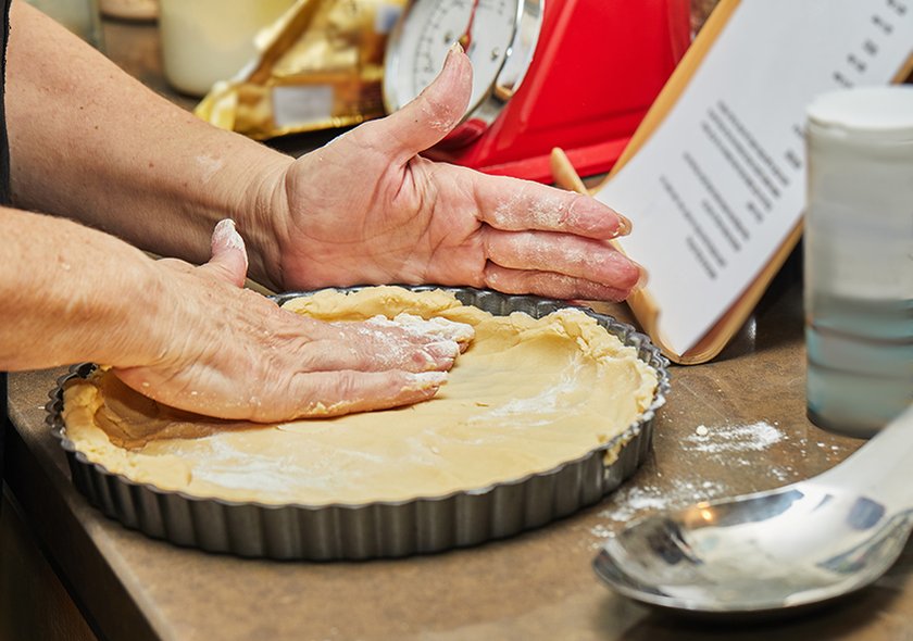 Tarta z truskawkami to znany francuski deser. Z poradami naszej ekspertki upieczesz ją jak profesjonalistka. Oto kilka trików z cukierni na kruche ciasto