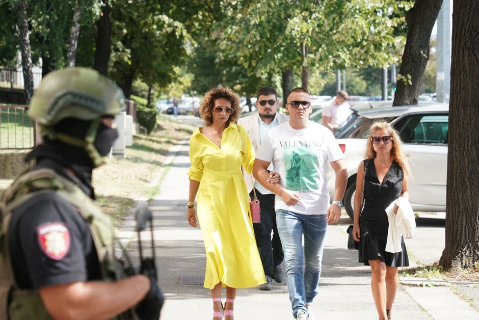 Slađana Sekulić (levo), Vlado Georgiev (desno) u pratnji advokatice 