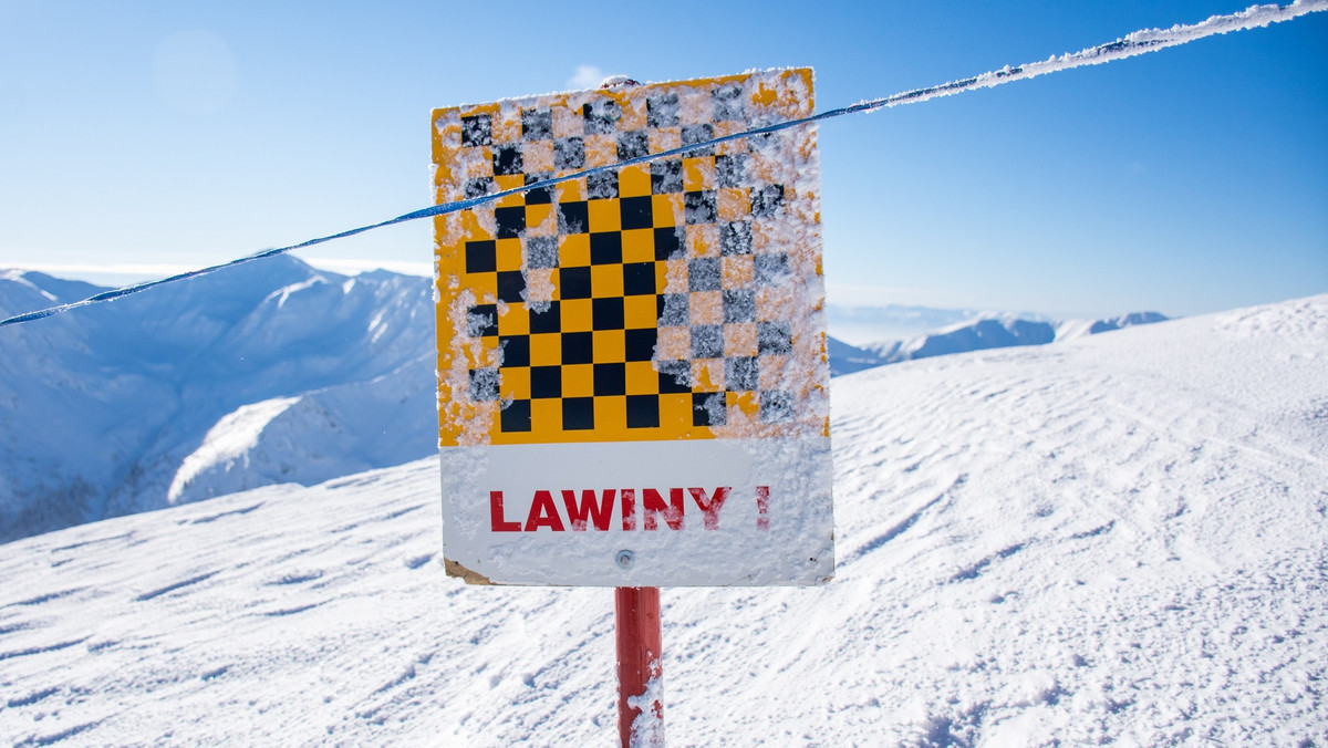 W Tatrach zmalało zagrożenie lawinowe do drugiego, umiarkowanego stopnia. Trakt do Morskiego Oka jest otwarty dla ruchu turystycznego i transportu konnego; w wyższych partiach gór nadal jest jednak niebezpiecznie.