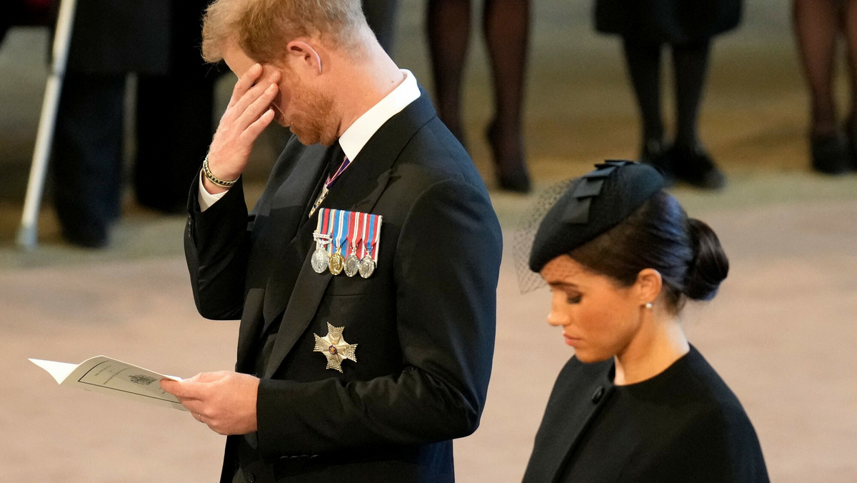 Meghan i Harry złamali protokół przy trumnie? "Standardy amerykańskie"