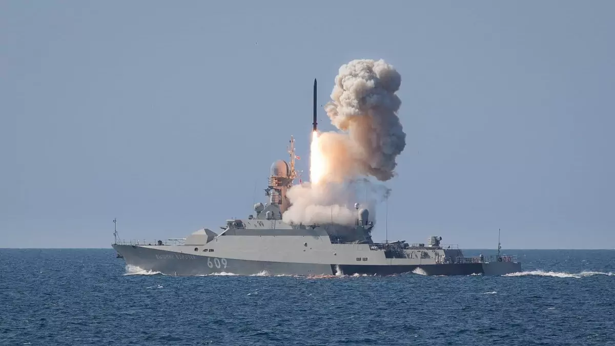 Rosyjski okręt strzelający pociskiem Kalibr