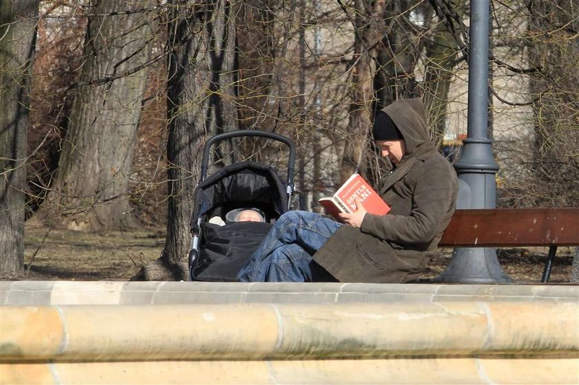 Aktorka "Na dobre i na złe" z synkiem na spacerze