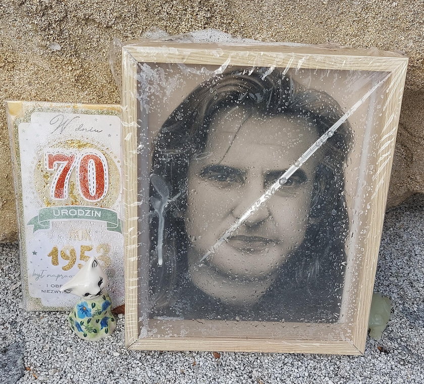 Przy grobie Witolda Paszta jest wsparte jego zdjęcia oraz tabliczka upamiętniająca 70. rocznicę jego urodzin.  