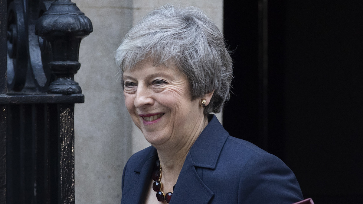 Brytyjska premier Theresa May powiedziała dziś wieczorem, że brytyjski rząd kolektywnie poparł przyjęcie proponowanego tekstu umowy wyjścia Wielkiej Brytanii z Unii Europejskiej.