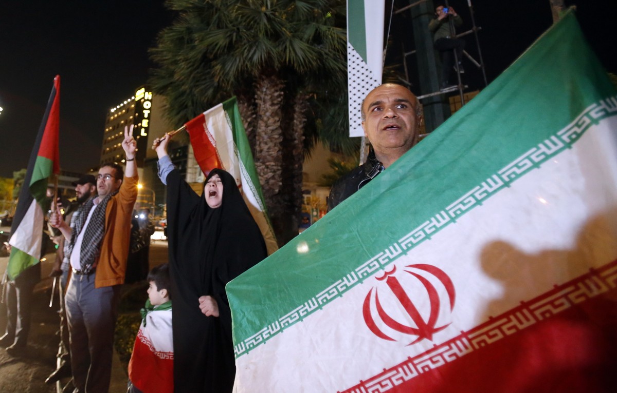 epaselect epa11277381 People hold Iranian and Palestinian flags during an anti-Israel rally after Iran launched drone attacks against Israel at Palestine Square in Tehran, Iran, early morning of 14 April 2024. Iran's Islamic Revolutionary Guards Corps (IRGC) launched drones and rockets towards Israel late on 13 April 2024, Iranian officials said. EPA/ABEDIN TAHERKENAREH Dostawca: PAP/EPA.