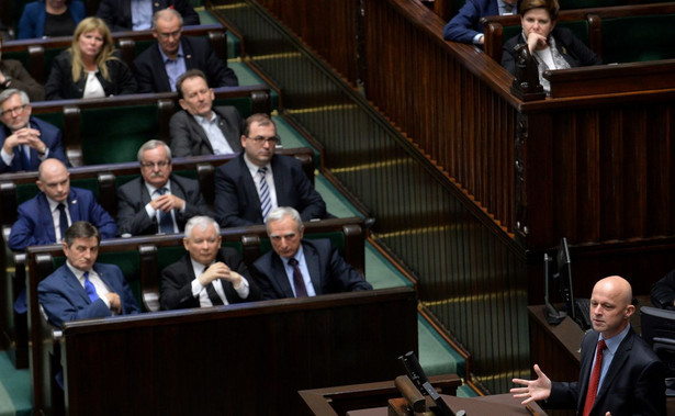 Sejm w nocy przyjął ustawę budżetową. "Będziecie szukać pieniędzy na uczelnię ojca Rydzyka". WIDEO