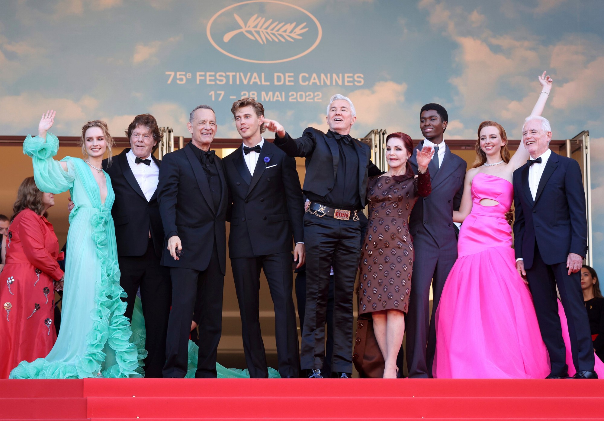 Zľava: Olivia DeJonge, Jerry Schilling, Tom Hanks, Austin Butler, režisér Baz Luhrmann, Priscilla Presley, Alton Mason, Natasha Bassett a producent Patrick McCormick na premiére filmu Elvis.