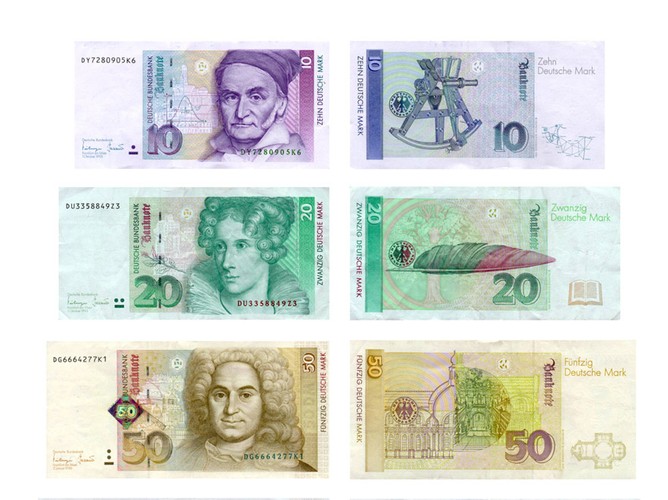 Banknoty i monety euro zostały wyemitowane 1 stycznia 2002r. Na zdjęciu marki niemieckie