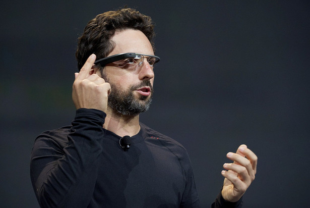 Sergey Brin, współzałożyciel Google'a prezentuje okulary Google Glass