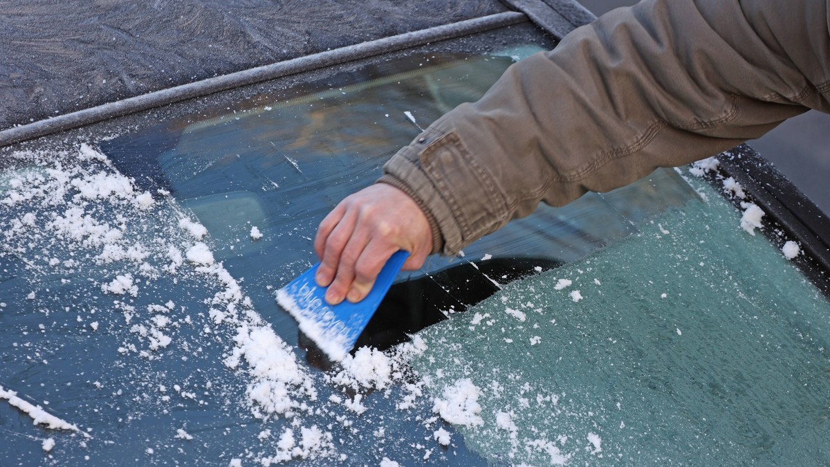 Ovaj jednostavan kućni trik sprečava zaleđivanje šoferšajbne preko noći